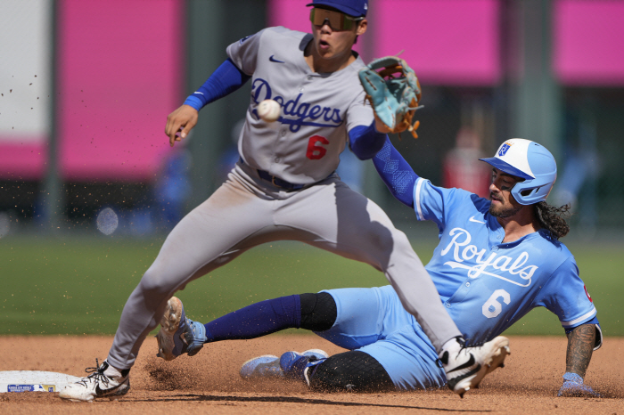  LA Dodgers genius utility man Kim Hye-sung will play in the eighth inning against Kansas City
