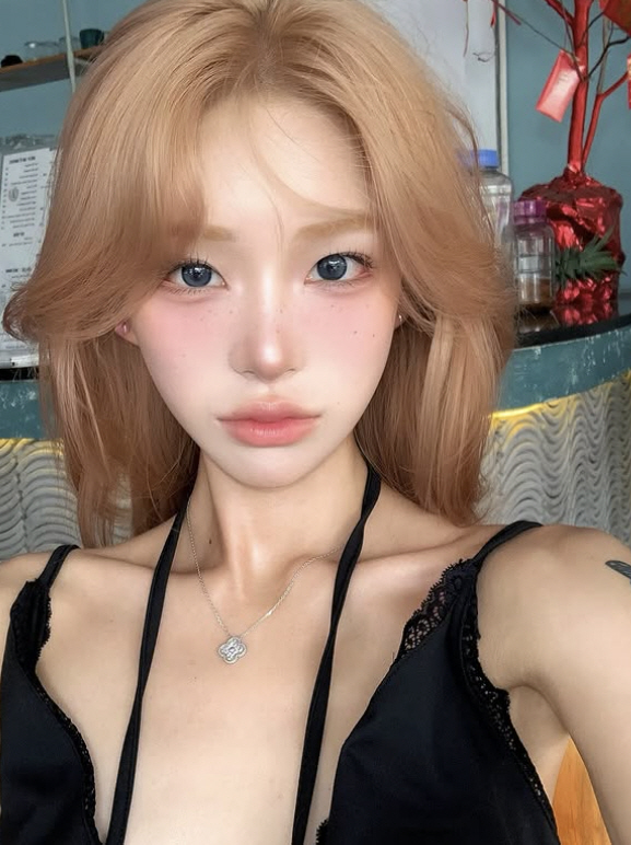 Choi Jin-sil's daughter, Choi Jun-hee. If you look at it from afar, it's really not good. 