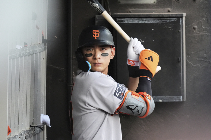 Even the pride of his first double play of the 337 at-bats season disappeared, and Lee Jung-hoo's three consecutive hitless games are no longer average in the batting average OPS league