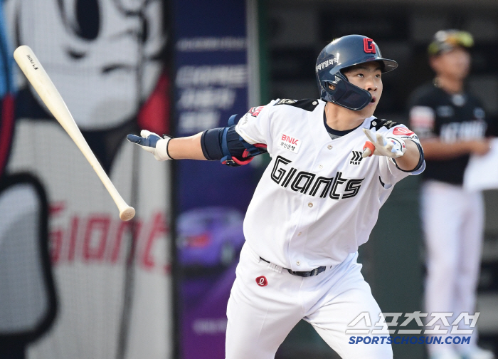 An independent club player excites Lotte and Busan just a month agoI fixed this one and it's a behind-the-scenes story