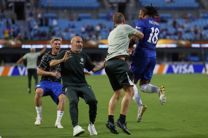 Is this soccer? Bad weather stopped → resumed in 2 hours → Chelsea manager who exploded into space even after winning
