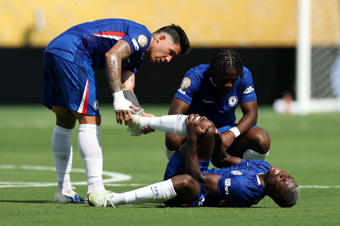 Is this soccer? Bad weather stopped → resumed in 2 hours → Chelsea manager who exploded into space even after winning