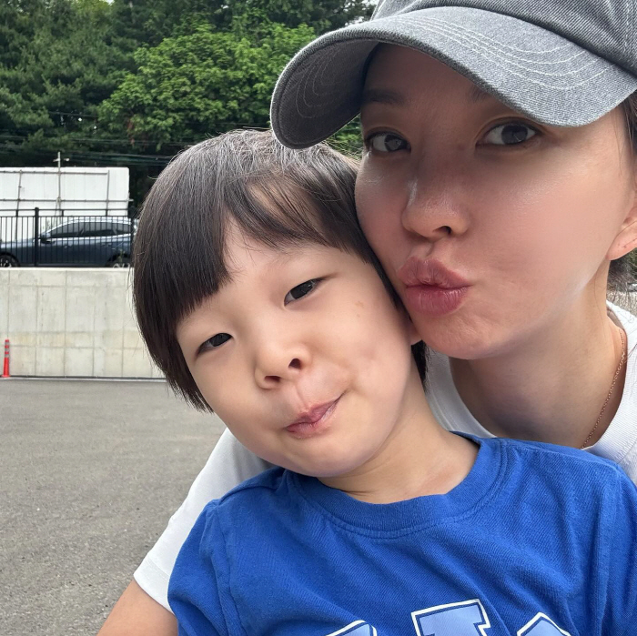 Jinu ♥ Im Sa-ra, a four-year-old son who hasn't been able to get rid of a baby bottle, will live with her for the rest of her life because she is not taking care