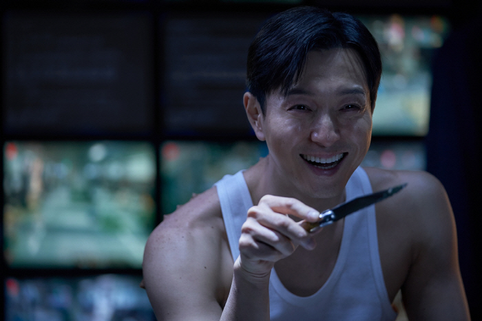 Jung Sung-il, a grim smile with a knife...I changed my face from an omniscient perspective