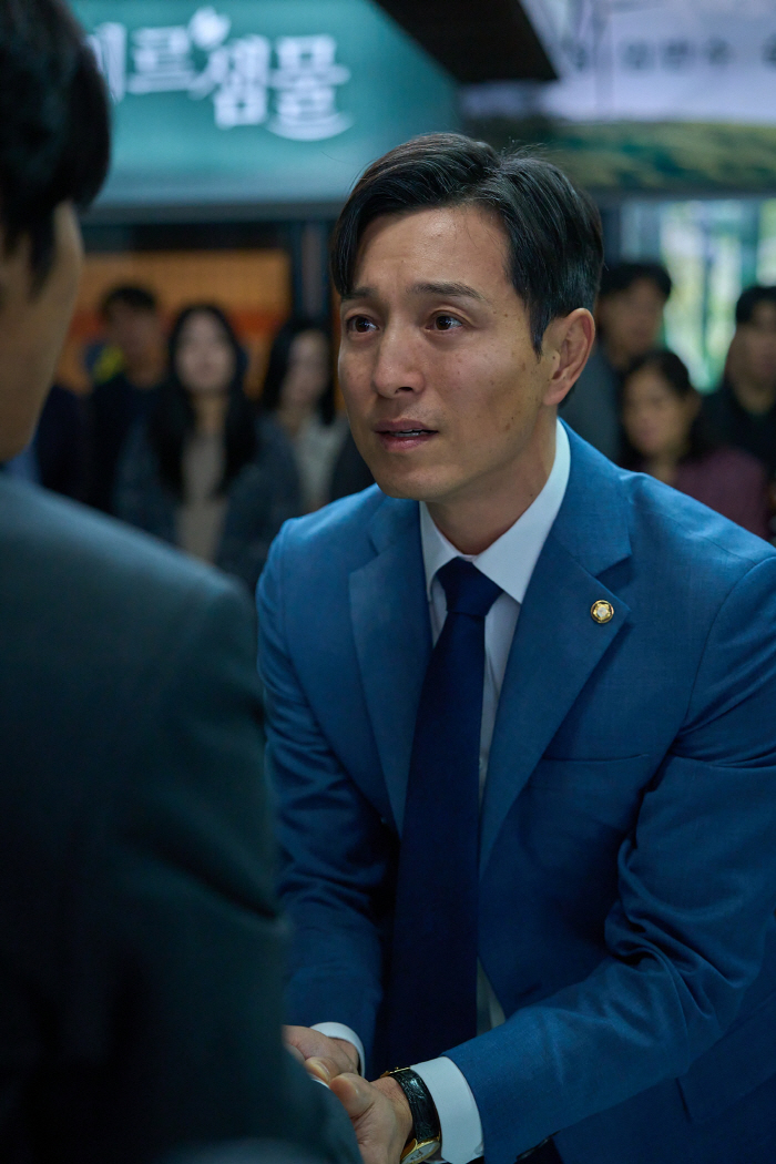 Jung Sung-il, a grim smile with a knife...I changed my face from an omniscient perspective