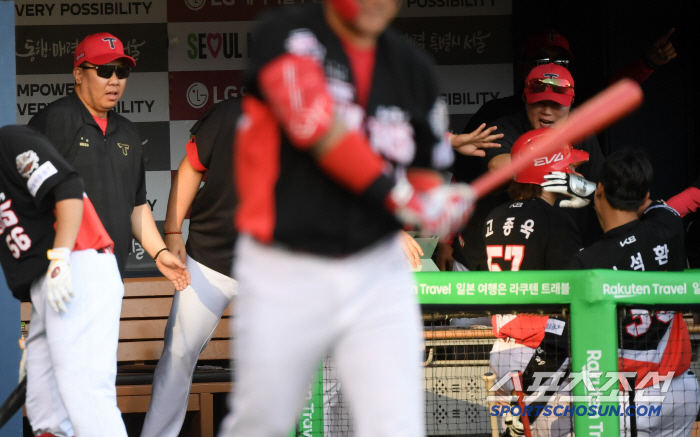 Ko Jong-wook's hot batting sense of fear of hitting a career batting average of .300 as a natural enemy of Chirinos