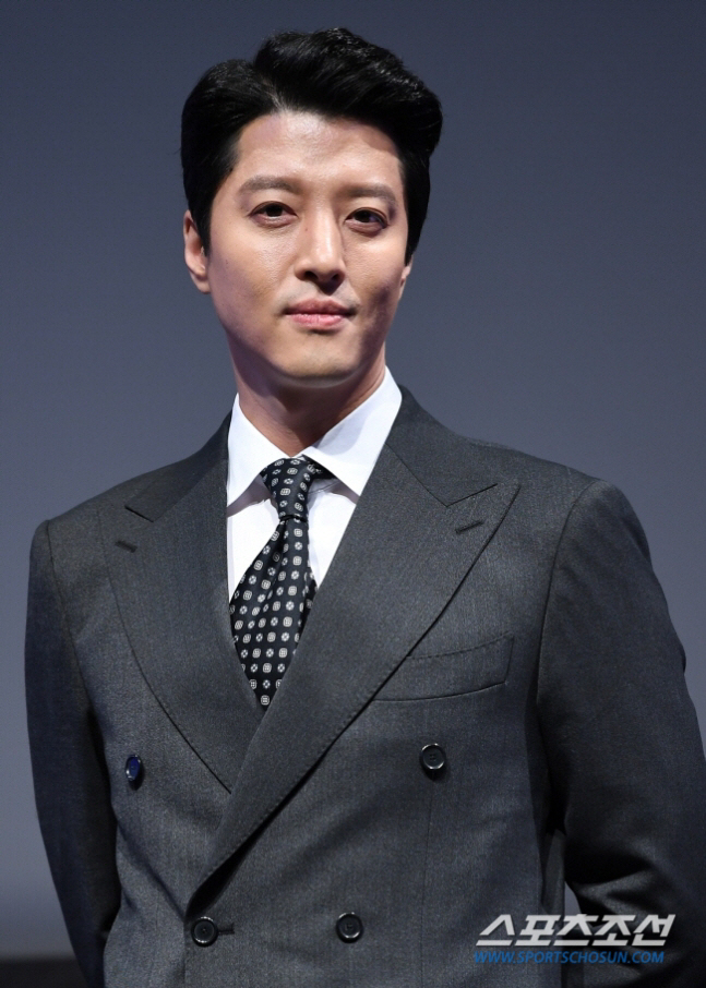 Lee Dong-gun Cho Yoon-hee, a lawyer in charge of divorce, Park Min-cheol, recalled..I'm the only one who stopped my divorce