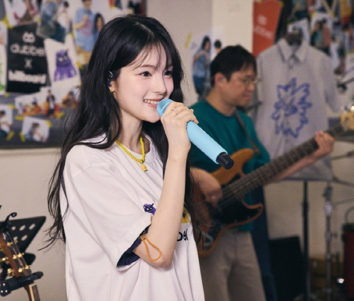 Live  Communication Shined...Gyubin, successful Billboard On You performance with fans