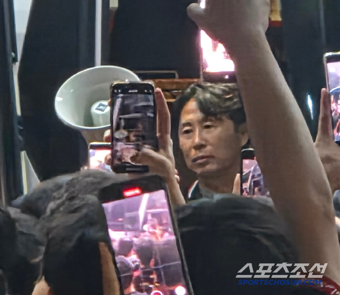  He didn't stop at the fan-seam hanger  oil because of Ki Sung-yong's transfer. In the end, he barely finished with the manager's apology after confronting Burmak