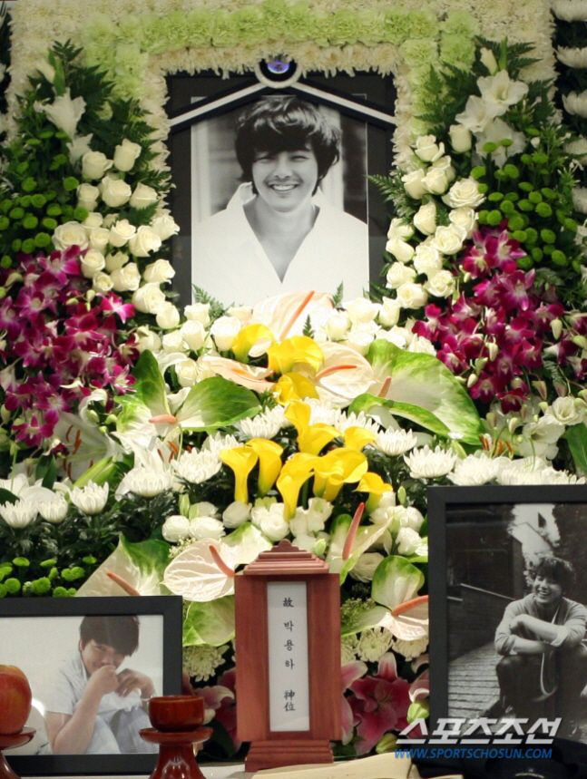 Park Yong-ha died at her home in Nonhyeon-dong, and today (30th) 15th anniversary is still unrealistic and still longing