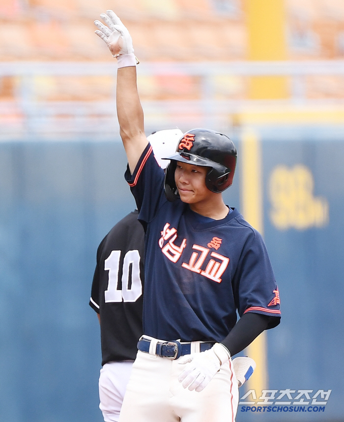  Baek Ji-jin of Seongnam High School has a wedge RBI triple