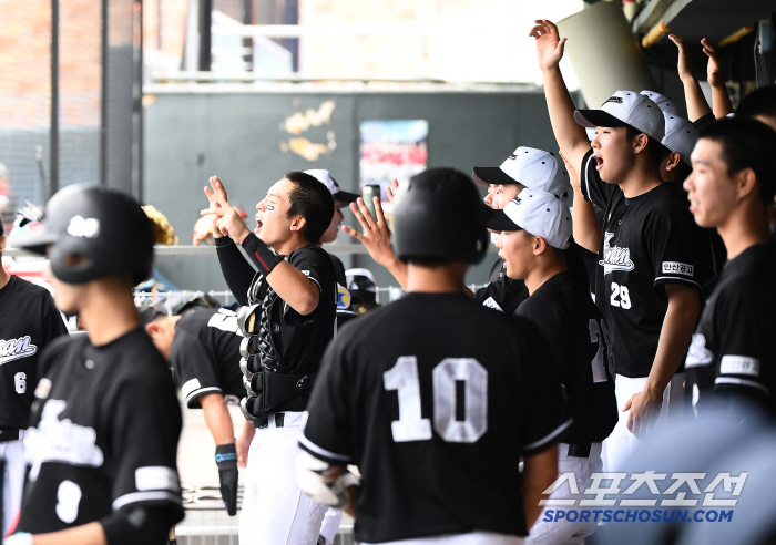  The cheering Ansan Technical High School players