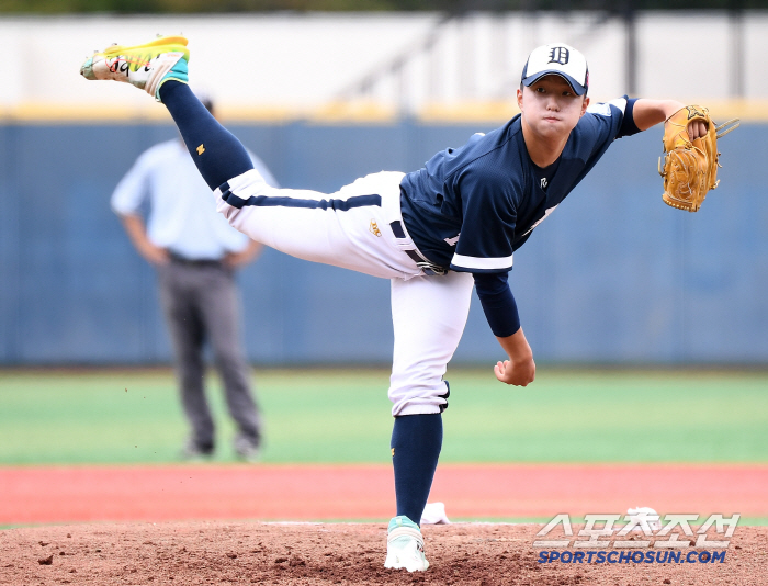  Dongsan High School's starting pitcher Lee Sung-min's powerful pitch