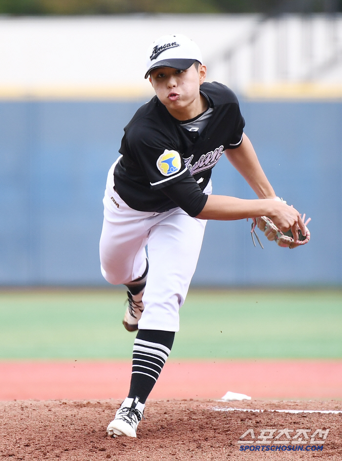  Kim Do-young of Ansan Technical High School takes the mound as a starting pitcher for Seongnam High School