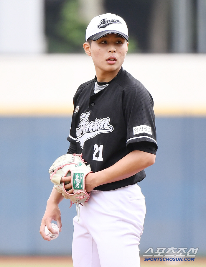  Kim Do-young of Ansan Technical High School takes the mound as a starting pitcher for Seongnam High School in the first round