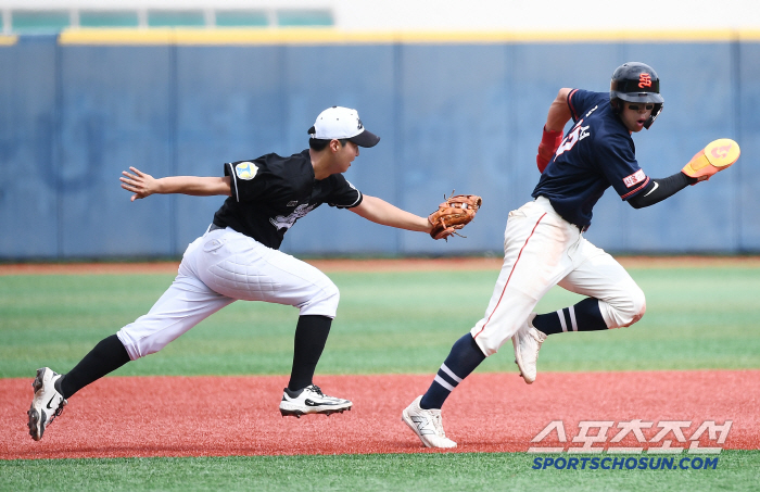  Kim Jun Seo of Seongnam High School is out because of a rundown