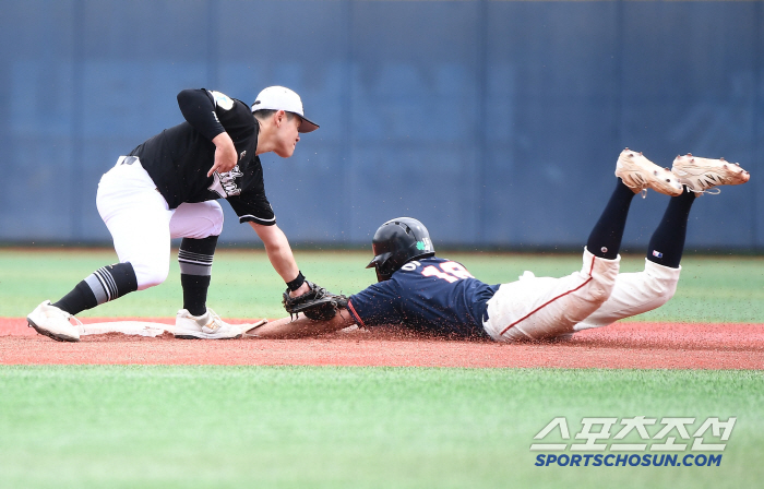  Lee Jinhyuk of Seongnam High School tried to steal but was out