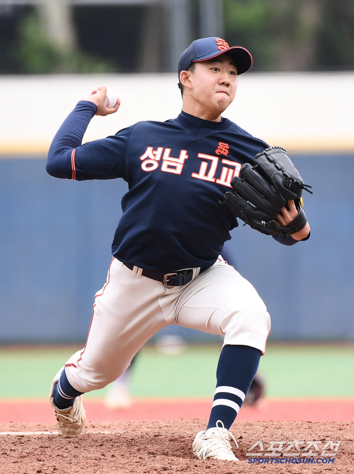 Oh Hoon-taek of Seongnam High School continues to pitch scoreless
