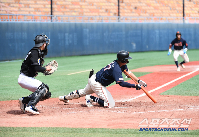  Seongnam High School Lee Dongwook fails to bunt
