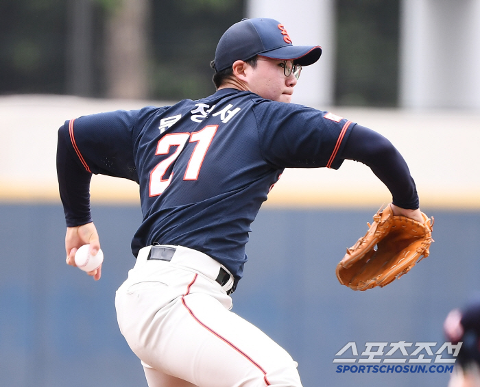  Seongnam High School starter Moon Jung-seo's powerful pitch