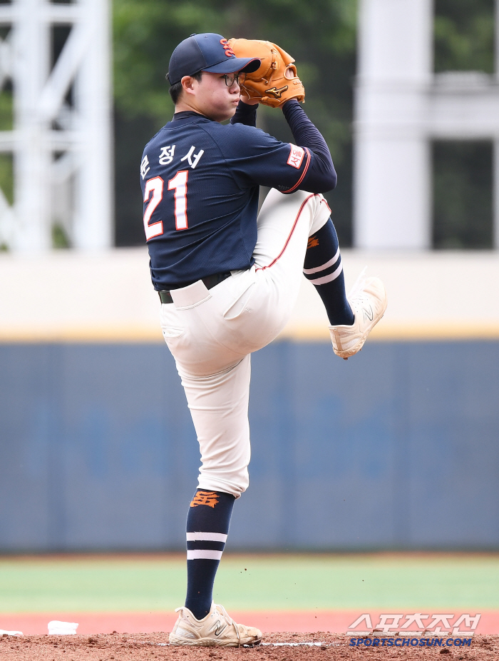  Seongnam High School's Moon Jung-seo as the starting pitcher for the first game