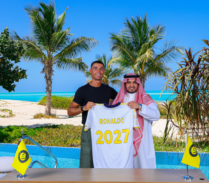 27 billion Messi a year? Ronaldo wins his salary of 52.6 billion won. Some even say Ronaldo is the best treatment in football history