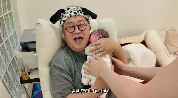 73-year-old Lee Yong-sik is holding his first granddaughter in his arms. He put his face on me. ♥ (Appo TV)