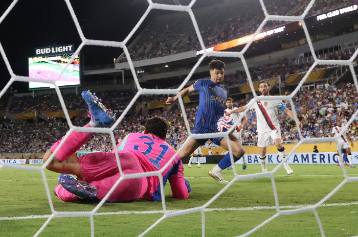  Asia's Real Madrid Al Hilal Gearco is in trouble, beating Guardiola's Man City 43 to the quarterfinals of a miracle