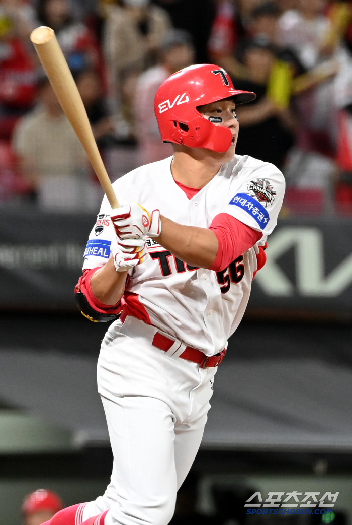 I can see the 3rd place! Lotte 0.5G's fierce chase KIA's 3rd consecutive win...Ko Jong-wook did it again. 
