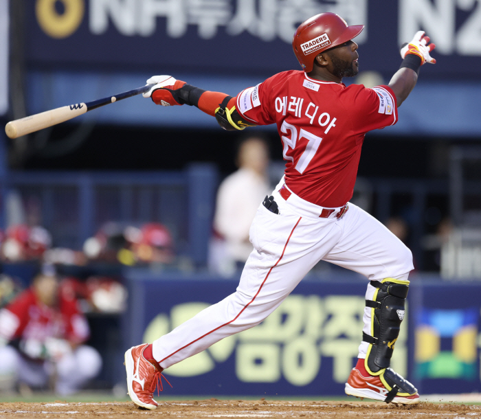I can see the 3rd place! Lotte 0.5G's fierce chase KIA's 3rd consecutive win...Ko Jong-wook did it again. 