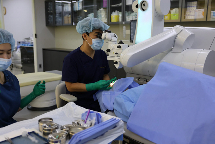 I compared the effects of vision correction during the vacation season, smile LASIK, and lens insertion...