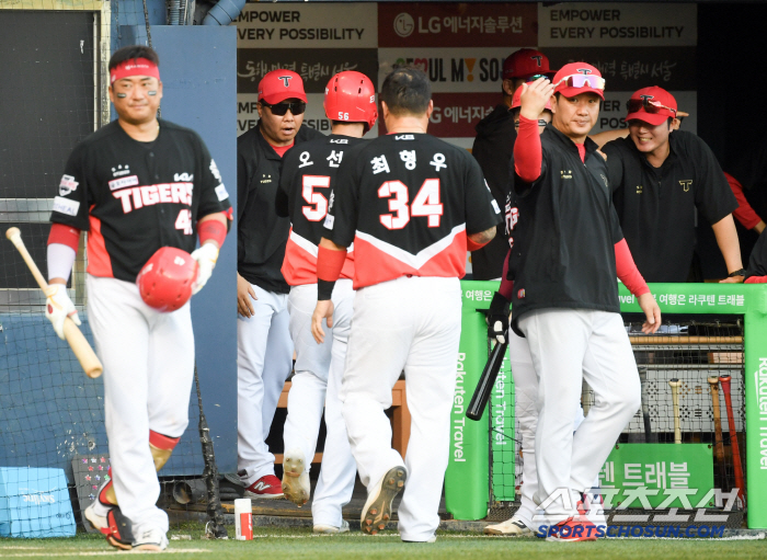 'If you hold out, it's not an autumn baseball dream.' 'Lotte's eight-year long-cherished dream, fate depends.'