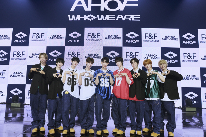 I'm glad the dreams of nine people have come true. I'm going to the K-pop Hall of Fame