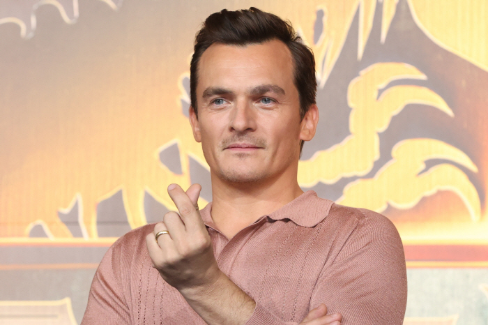 Jurassic World 4 Rupert Friend Jonathan Bailey faces dinosaurs, goosebumps all over his body