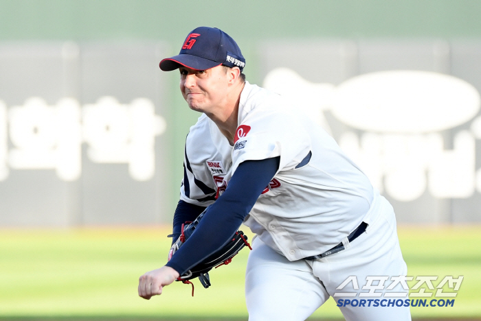 Keep the 2nd place and go over the 1st place. LG, Lotte chase 3 to 2, shake off. Austin has 20 home runs for 3 consecutive years and Kim Jin-sung has 20 holds for 3 consecutive years 