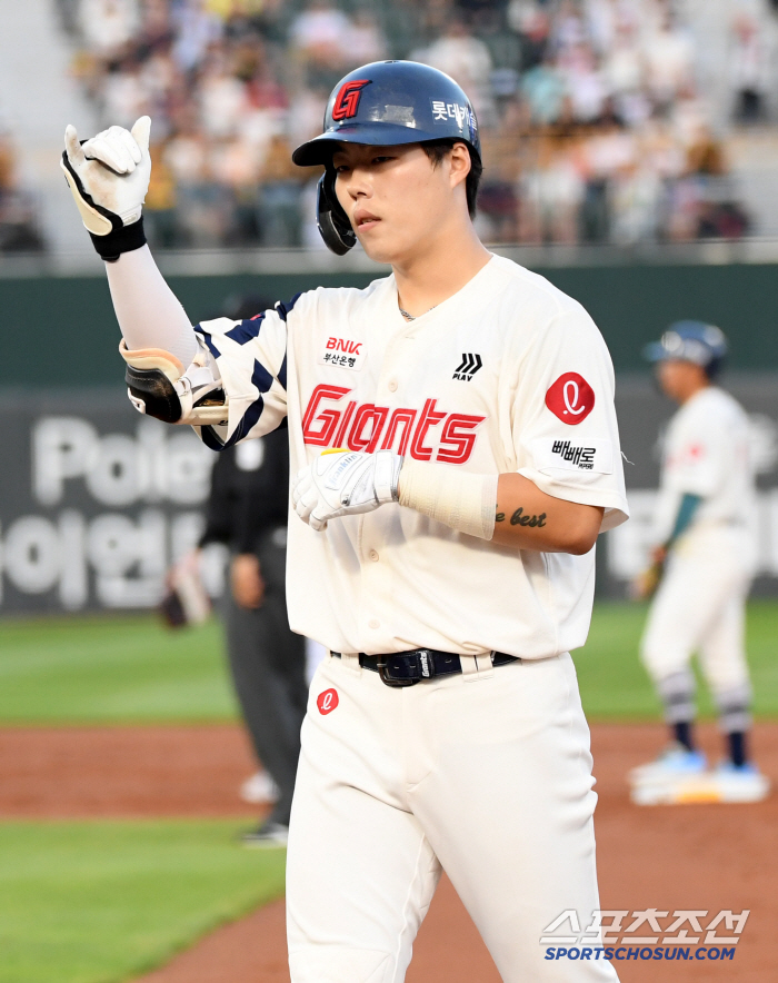 Keep the 2nd place and go over the 1st place. LG, Lotte chase 3 to 2, shake off. Austin has 20 home runs for 3 consecutive years and Kim Jin-sung has 20 holds for 3 consecutive years 