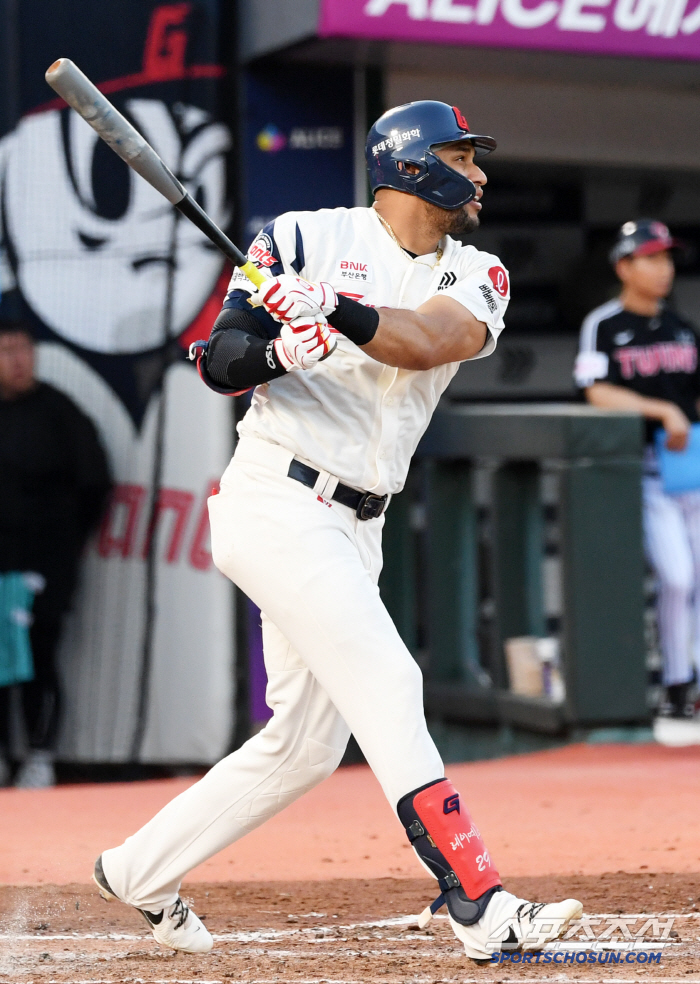 Keep the 2nd place and go over the 1st place. LG, Lotte chase 3 to 2, shake off. Austin has 20 home runs for 3 consecutive years and Kim Jin-sung has 20 holds for 3 consecutive years 