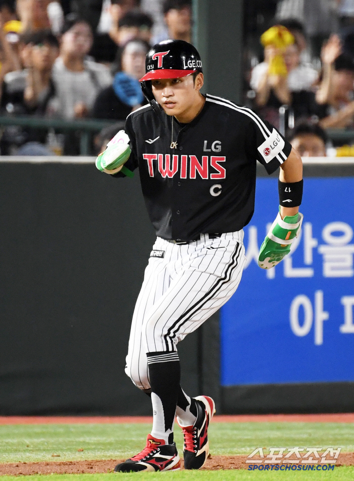 Keep the 2nd place and go over the 1st place. LG, Lotte chase 3 to 2, shake off. Austin has 20 home runs for 3 consecutive years and Kim Jin-sung has 20 holds for 3 consecutive years 