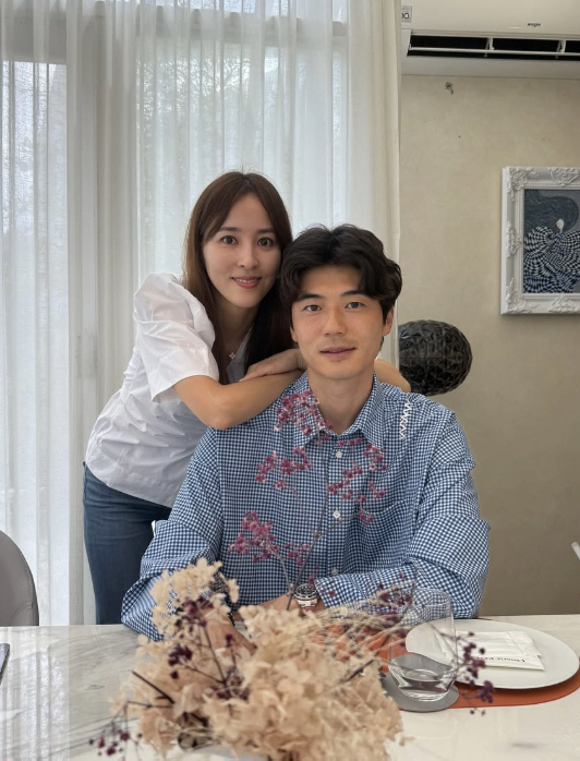 Ki Sung-yueng, who is 8 years younger, now I look older than Han Hye-jin ♥..a celebration of one's 12th wedding anniversary