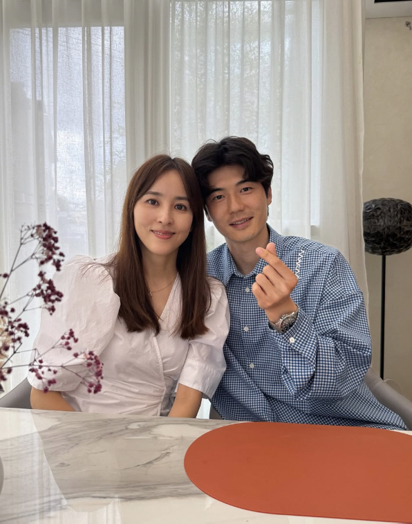 Ki Sung-yueng, who is 8 years younger, now I look older than Han Hye-jin ♥..a celebration of one's 12th wedding anniversary