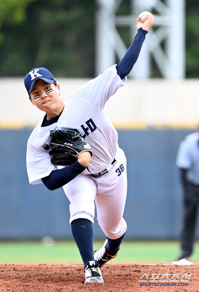 KKKKKKK left-hander ace Cho Won-woo's scoreless throw in five innings, led him to his first win in the cold game of Cheongryonggi, Gyeongnam High School
