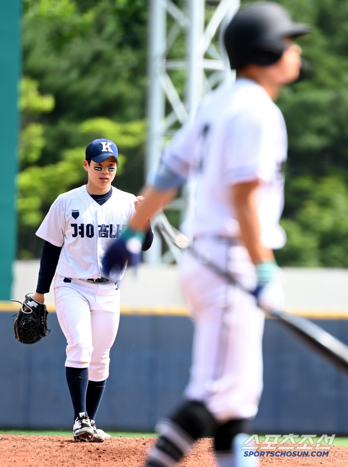 KKKKKKK left-hander ace Cho Won-woo's scoreless throw in five innings, led him to his first win in the cold game of Cheongryonggi, Gyeongnam High School