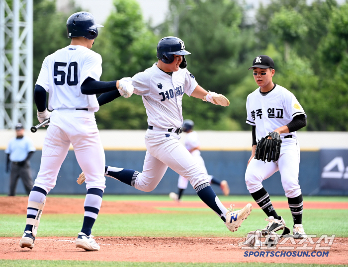 KKKKKKK left-hander ace Cho Won-woo's scoreless throw in five innings, led him to his first win in the cold game of Cheongryonggi, Gyeongnam High School