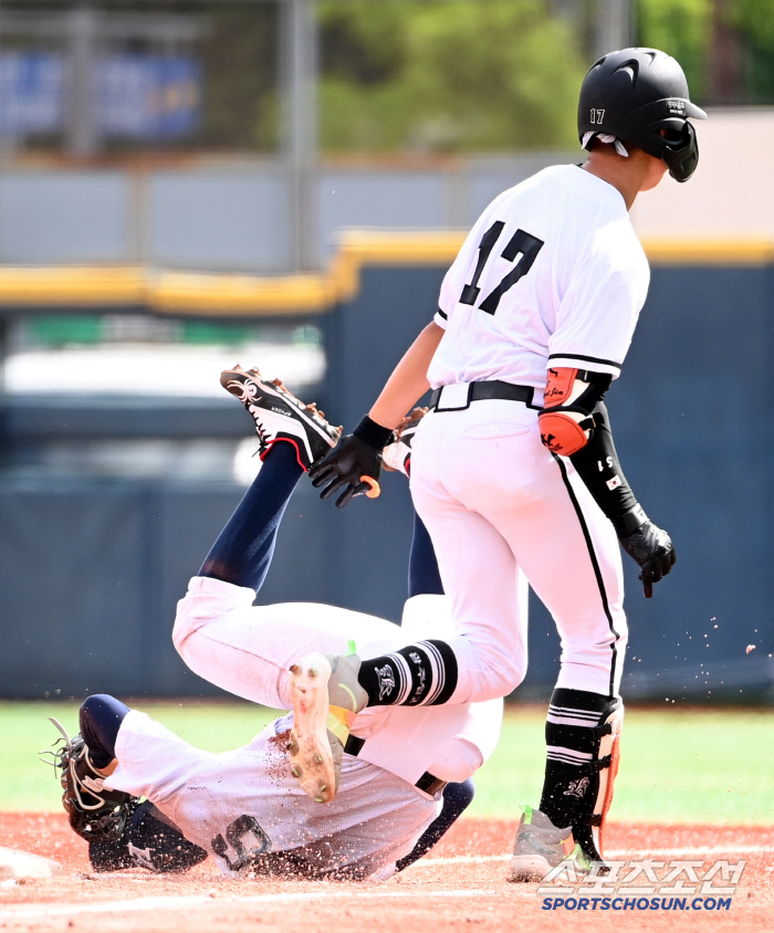KKKKKKK left-hander ace Cho Won-woo's scoreless throw in five innings, led him to his first win in the cold game of Cheongryonggi, Gyeongnam High School