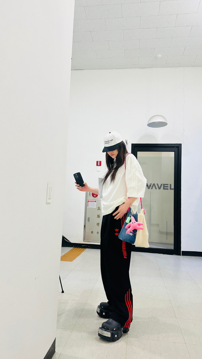 Ko Hyun-jung's everyday outfit is stylish, and her charming expression is lovely