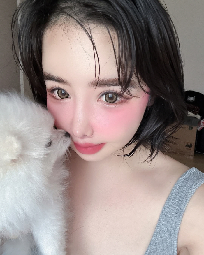 Park Bom's face is covered with pink blusher and bold pink ♥ love makeup