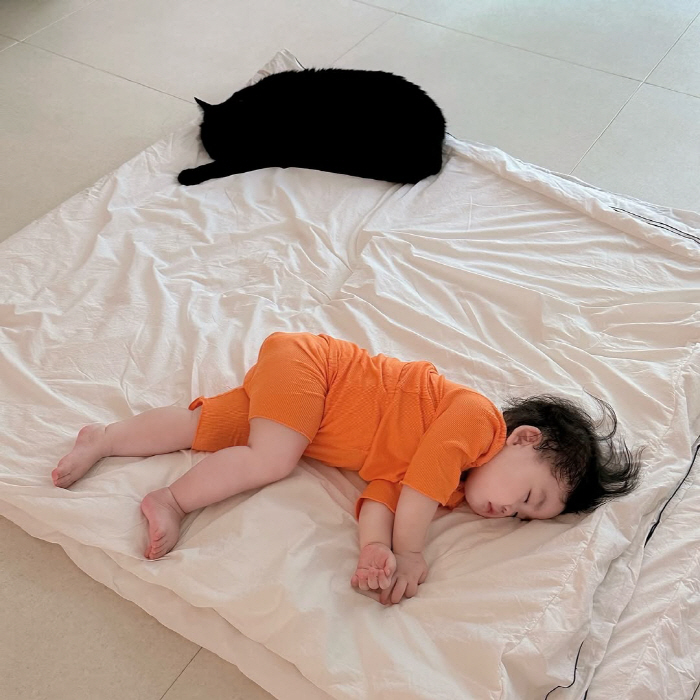 Park Soo-hong ♥ Kim Daye's daughter took a nap with her pet cat, Da-hong..My lucky ones