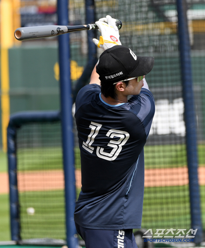  batting training with coach Jeon Min-jae Kim Tae-hyung