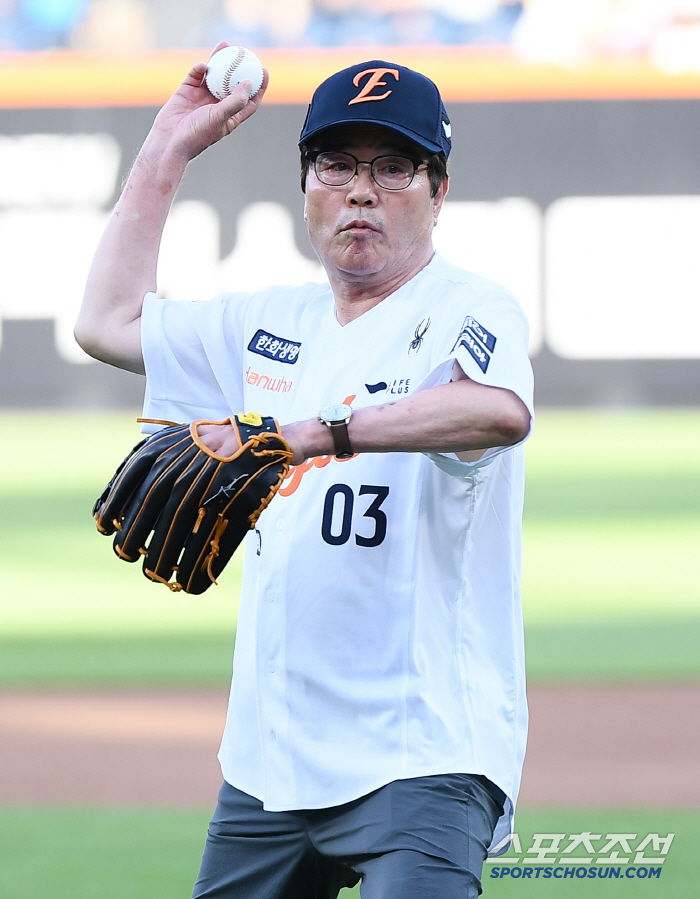  Boryeong Mayor Kim Dong-il threw the first pitch at Hanwha Life Ball Park