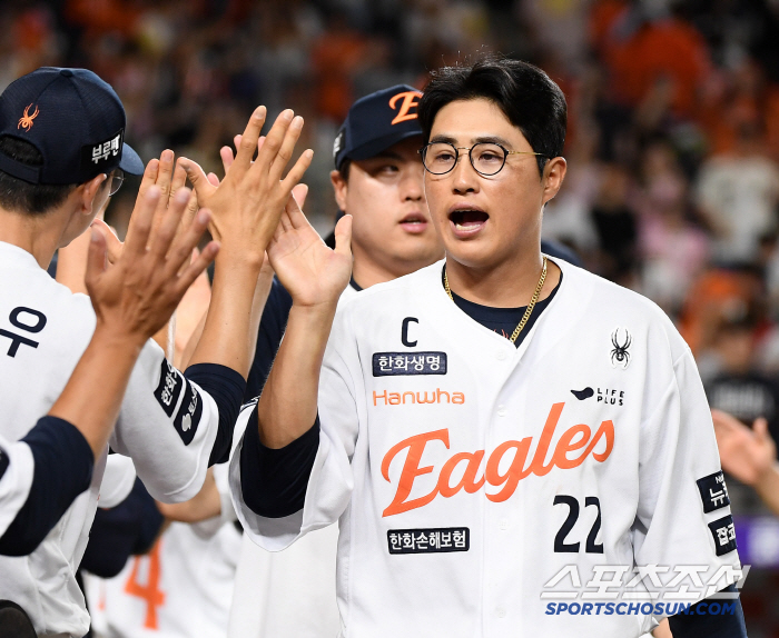  Chae Eunsung who is giving a high five
